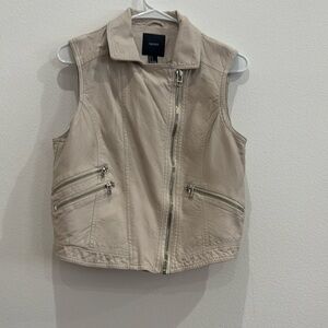 It is a  sleeveless jacket  from the Forever  21  brand a very nice color.
